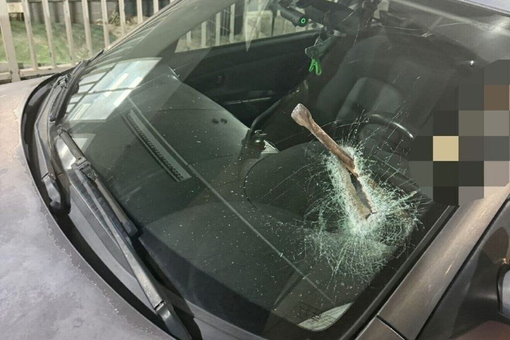 Eisenstange steckt in zerstörter Windschutzscheibe nach Terrorangriff auf Route 5