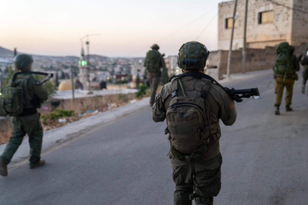 IDF-Soldaten patrouillieren bei einer Suchoperation in Samaria