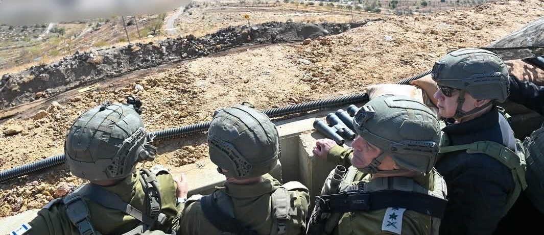 IDF Soldaten beobachten die syrische Grenze von einer erhöhten Stellung auf den Golanhöhen.