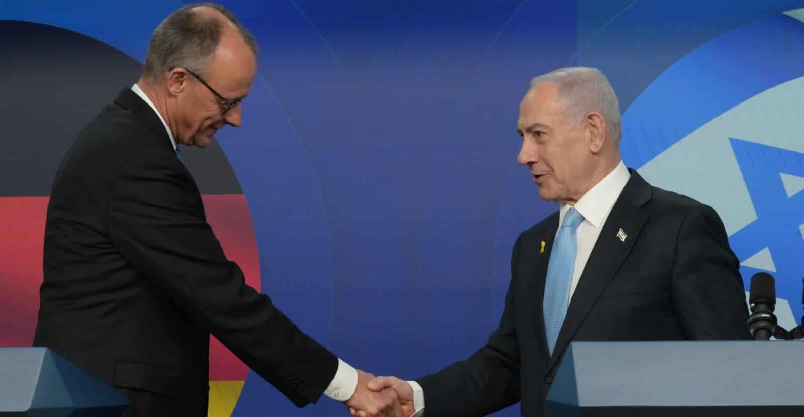 Benjamin Netanjahu und Friedrich Merz beim Handschlag in Jerusalem als Symbol der sicherheitspolitischen Partnerschaft zwischen Israel und Deutschland.
